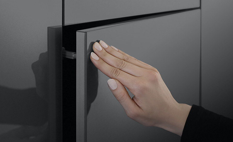 Titus NEW CI Push Latch 2 push to open hand RGB PREVIEW 01