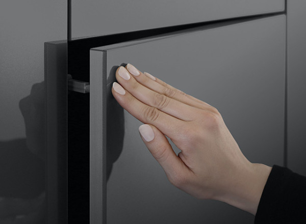 Titus NEW CI   Push Latch 2   push to open hand   RGB PREVIEW 01