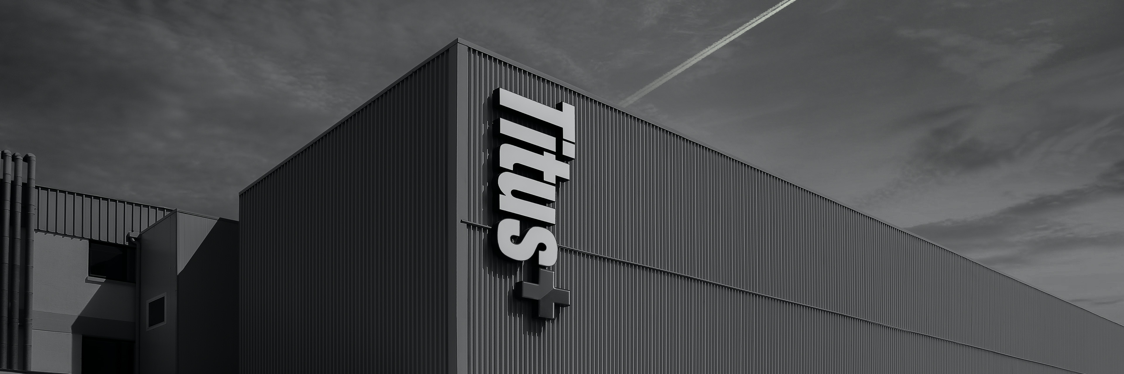 Header_Titus Dekani headquarters BW za spletno stran