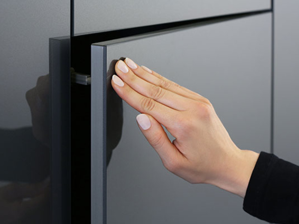 Push latch application